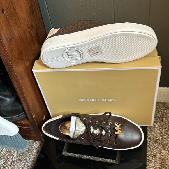 Poppy Color-Block Logo Sneaker - Picture 2 of 2